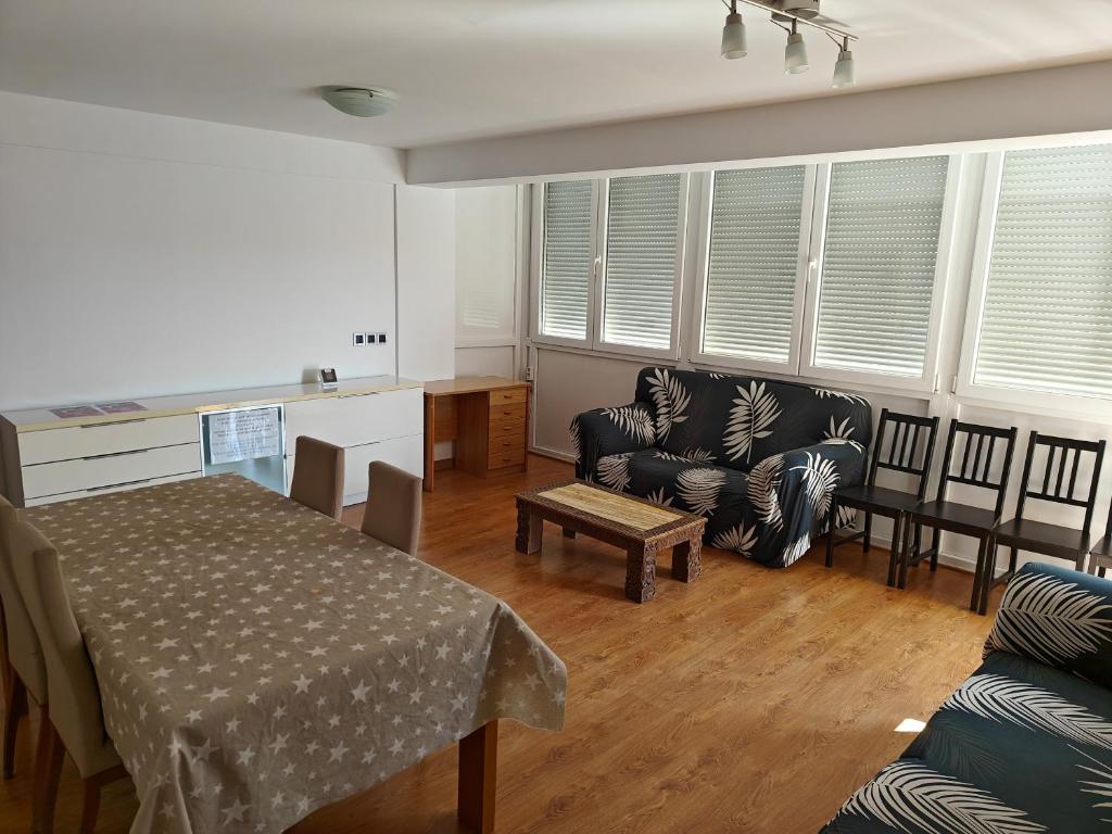 Hotel Large Apartment near FIRA and City Center, a living room with a couch and a table at Large Apartment near FIRA and City Center in Hospitalet de Llobregat