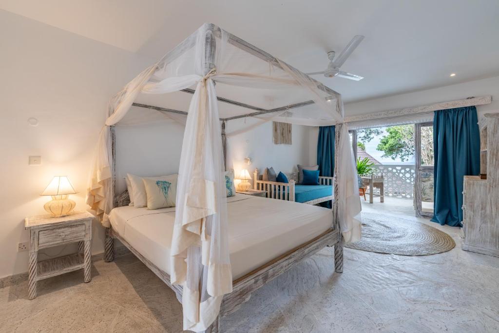 Letto o letti in una camera di Chale Island Resort