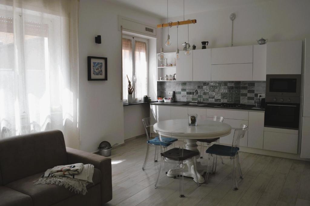 a living room with a table and a kitchen at La Casetta di via Tasso in Piombino
