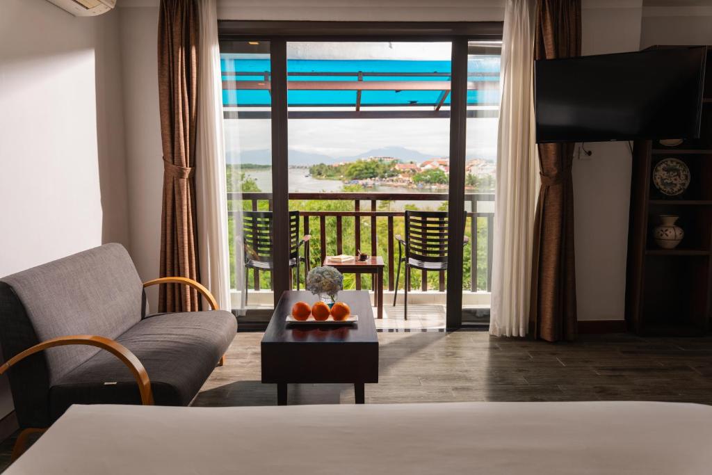 Giường trong phòng chung tại Hoi An Odyssey Hotel & Spa