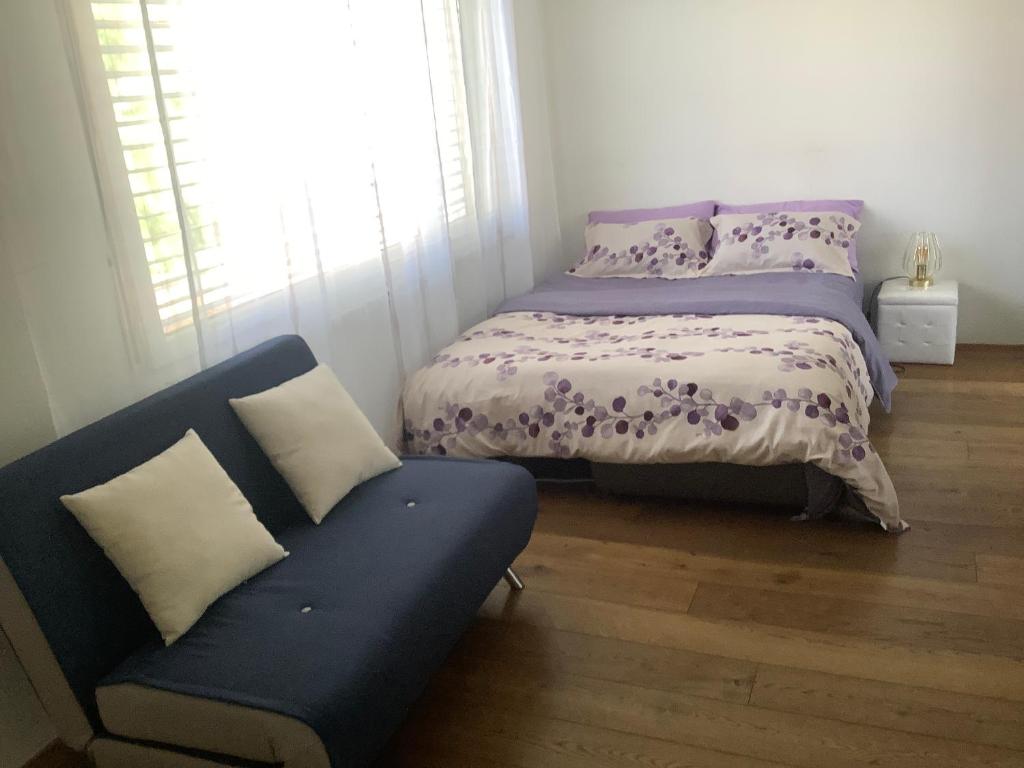 Postel nebo postele na pokoji v ubytování Chambre spacieuse, lumineuse et reposante
