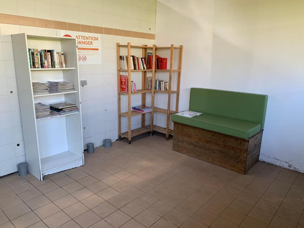 Kuchnia lub aneks kuchenny w obiekcie Le mobilhome de Evelyne et Serge