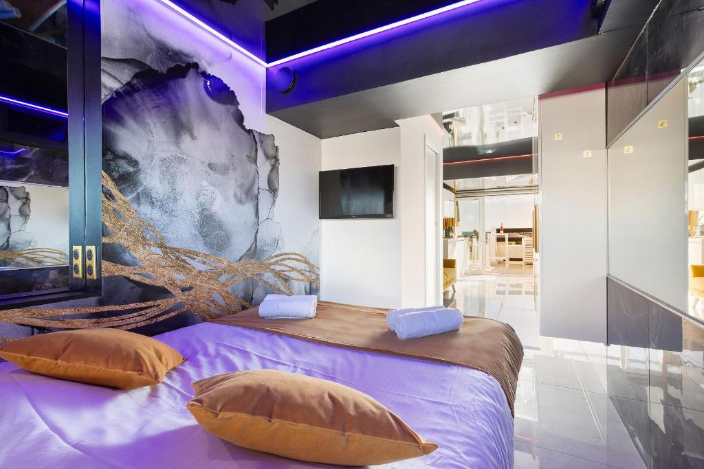 une chambre avec un grand lit avec des oreillers dessus dans l'établissement Village Naturiste R4N SeaGold Port Nature II, au Cap d'Agde