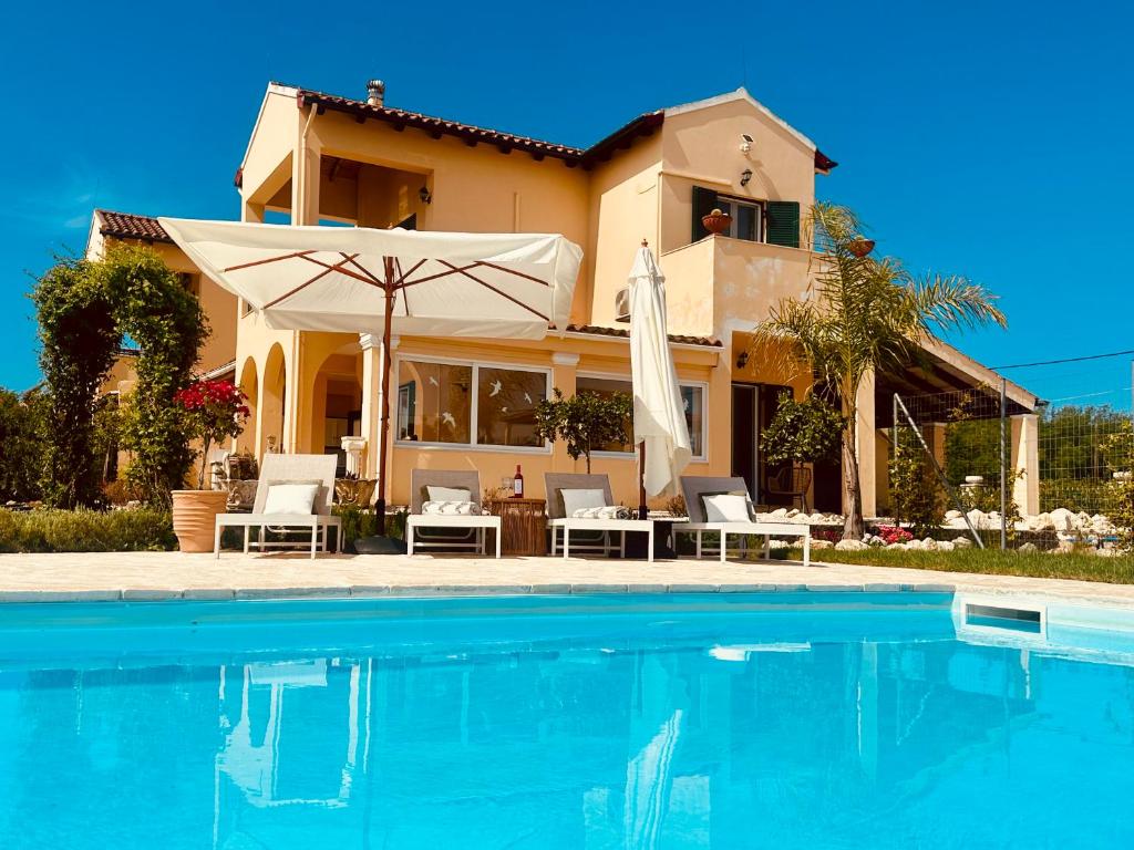 Bazén v ubytování Villa Livada Corfu nebo v jeho okolí