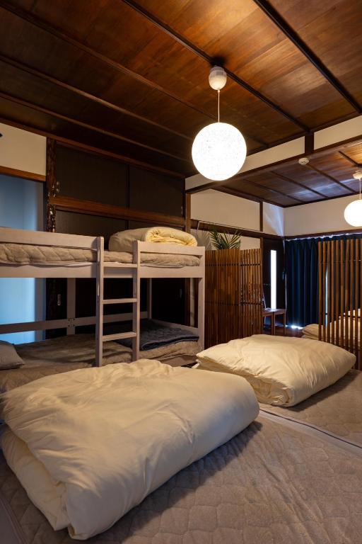 Postel nebo postele na pokoji v ubytování Nagasaki no Wagaya 1 1棟貸切 絶景夜景 BBQテラスリフォーム記念