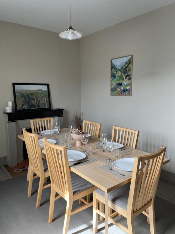 ein Esszimmer mit einem Holztisch und Stühlen in der Unterkunft Appartement Le feron in Vic-sur-Cère