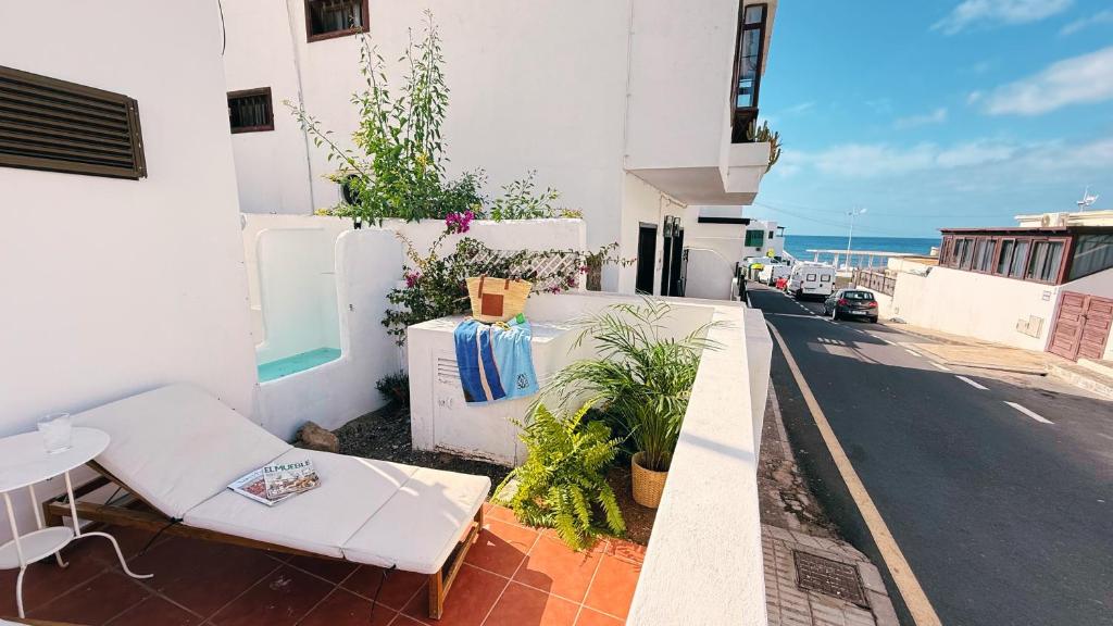 a white couch sitting on the side of a building at Casa Bocaina in Playa Honda