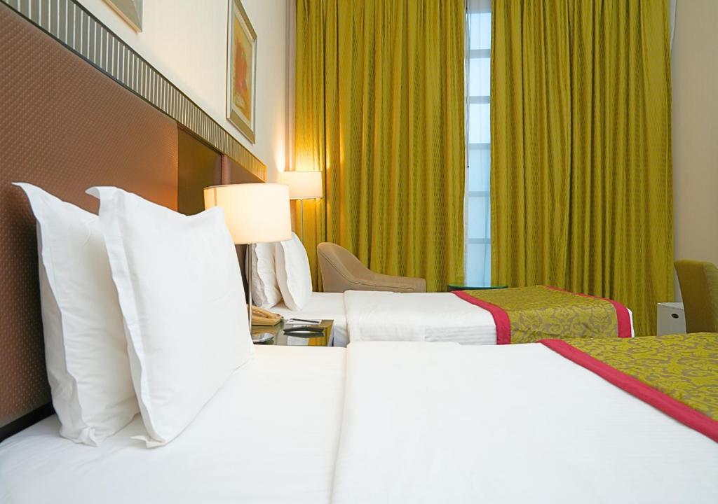 Letto o letti in una camera di Millennium Central Doha