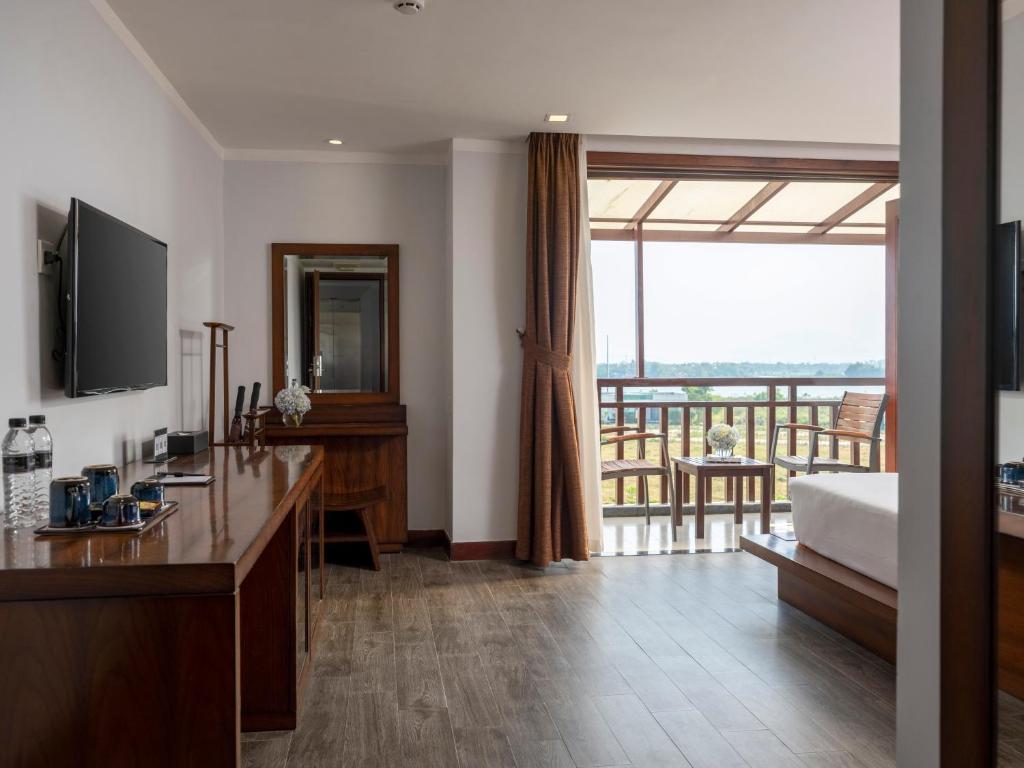 TV a/nebo společenská místnost v ubytování Hoi An Odyssey Hotel & Spa