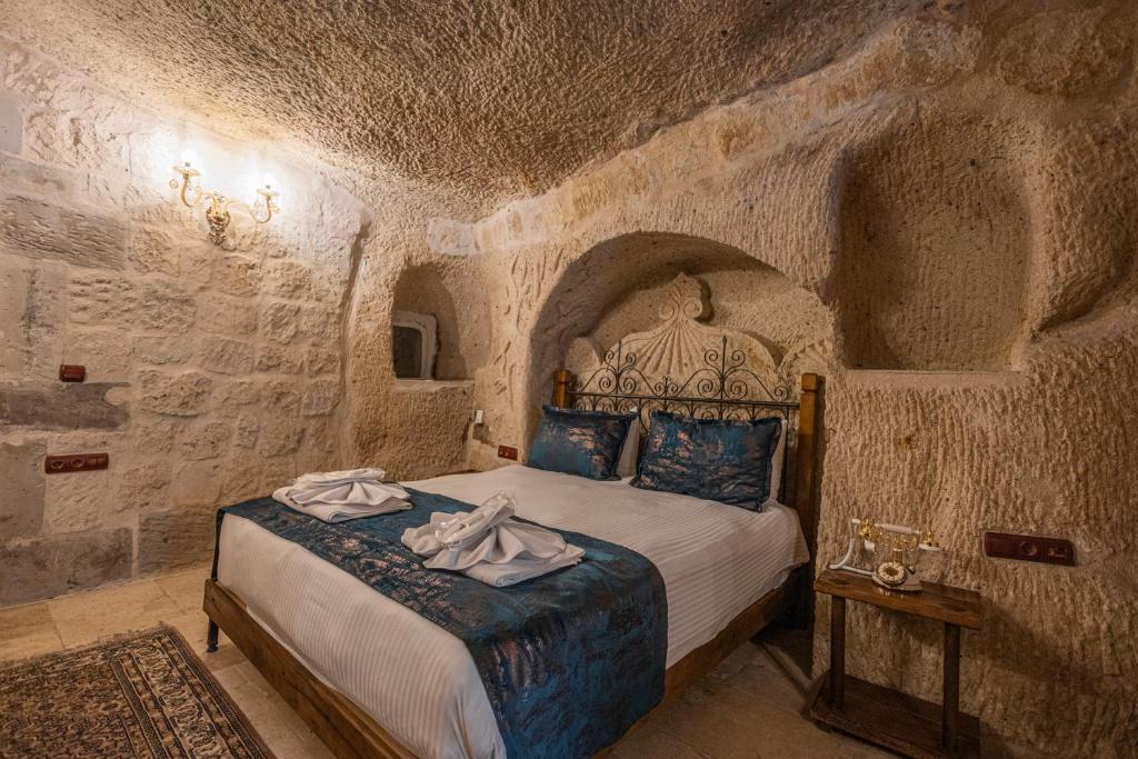 Postel nebo postele na pokoji v ubytování Göreme Cave Suites