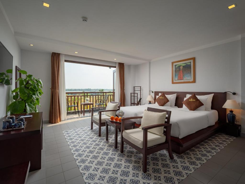 Giường trong phòng chung tại Hoi An Odyssey Hotel & Spa