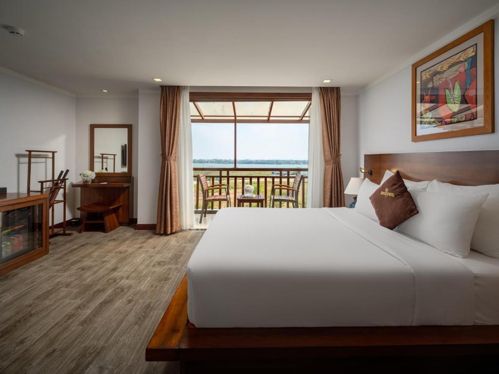 Giường trong phòng chung tại Hoi An Odyssey Hotel &amp; Spa