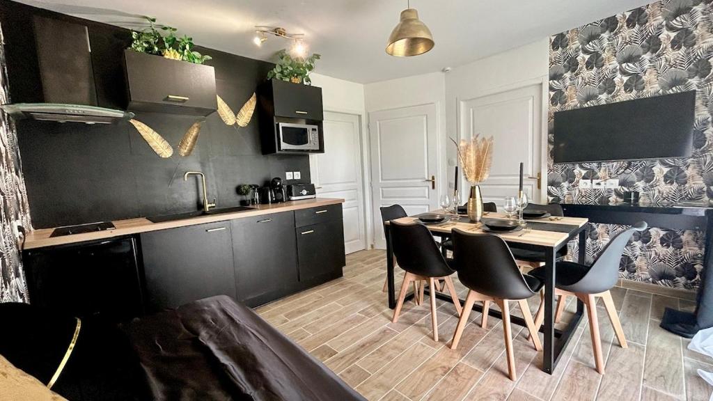 eine Küche mit Tisch und Stühlen in einem Zimmer in der Unterkunft Cottage chateau de la loire in Chaveignes