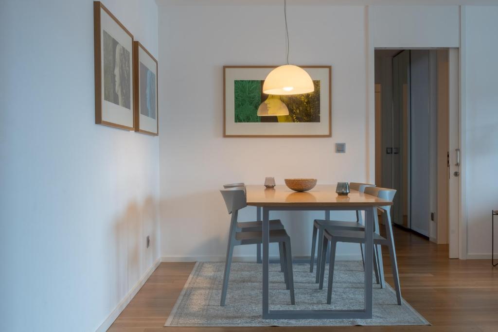 une salle à manger avec une table et des chaises dans l'établissement Luxury Central Apartment, à Ponta Delgada