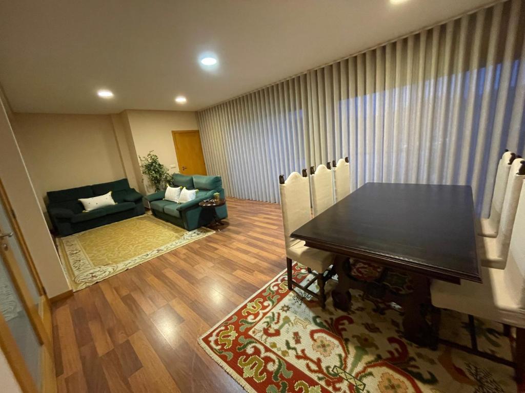una sala da pranzo con tavolo, sedie e divano di Casa do Pereiro a Vieira do Minho