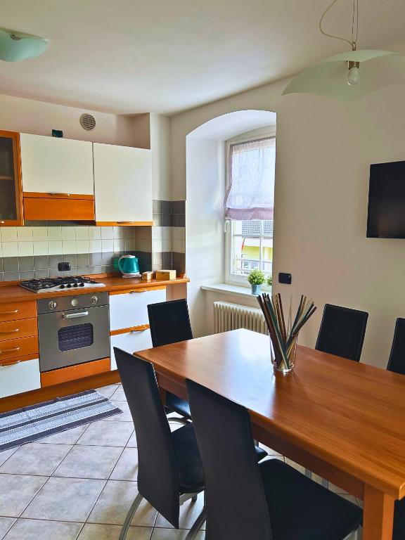 Kuchyň nebo kuchyňský kout v ubytování Casa nel centro di Cembra