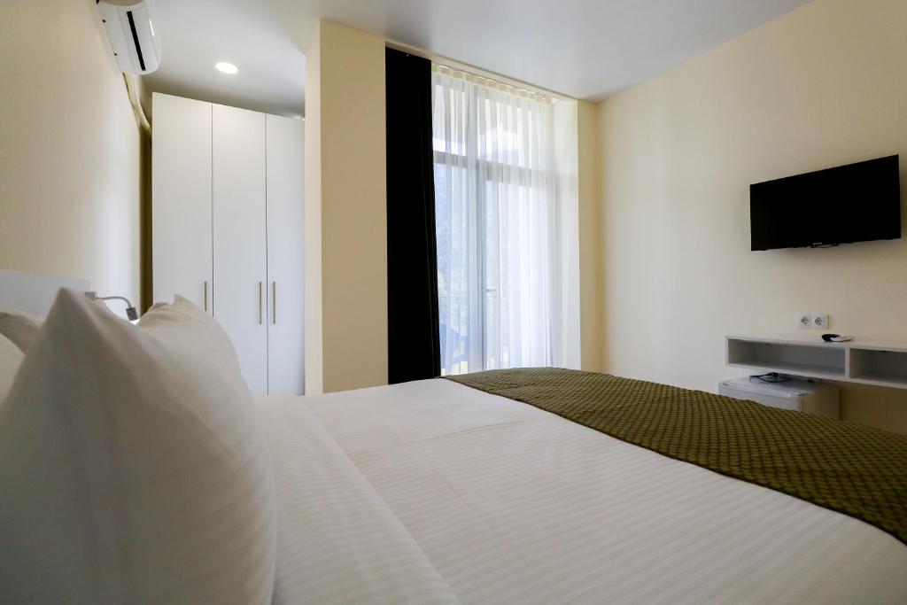 Postel nebo postele na pokoji v ubytování Hotel & Restaurant Emerald Borjomi