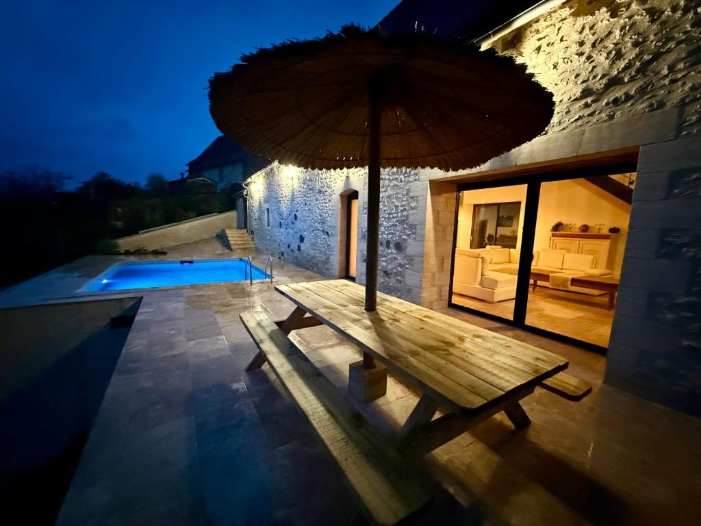 Bazén v ubytování Gite de charme avec piscine 4 chambres nebo v jeho okolí