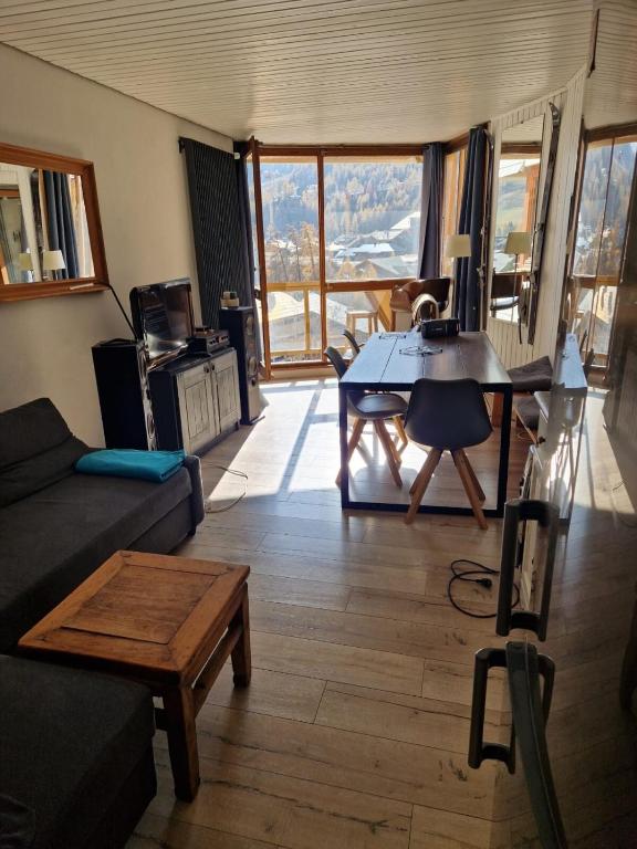 un salon avec un canapé et une table dans l'établissement Spacieux duplex 8 couchages, à Val dʼIsère