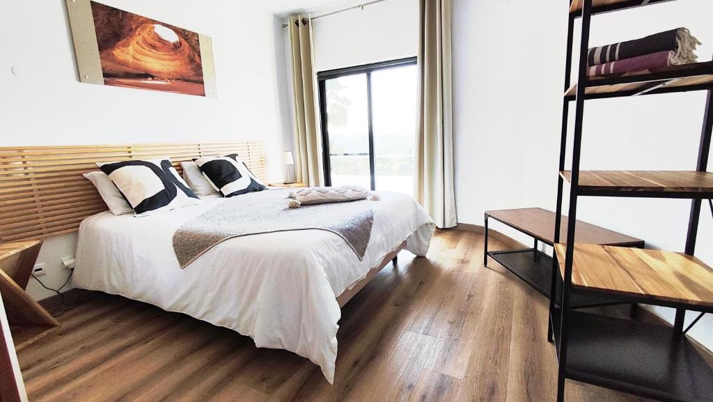 Ένα ή περισσότερα κρεβάτια σε δωμάτιο στο B&B CHAMBRE 2 Vila ALEGRIA Estoi