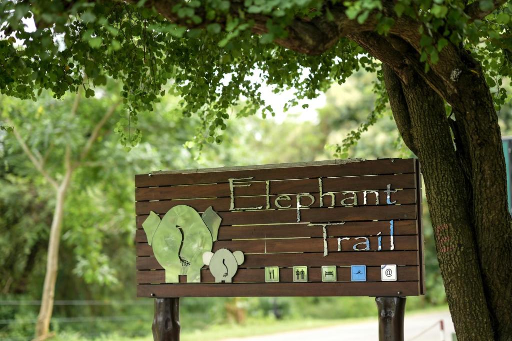 Certifikát, hodnocení, plakát nebo jiný dokument vystavený v ubytování Elephant Trail