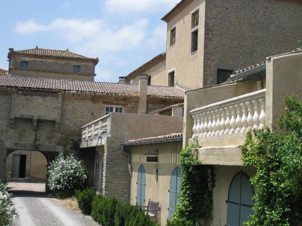 - une vue sur un bâtiment avec une rue dans l'établissement Hibiscus, à Alzonne