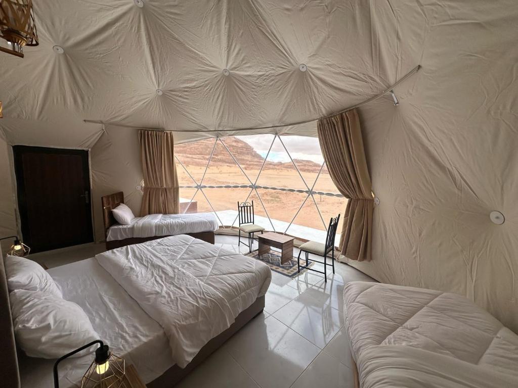 Postel nebo postele na pokoji v ubytování Rum Magic Sands Camp