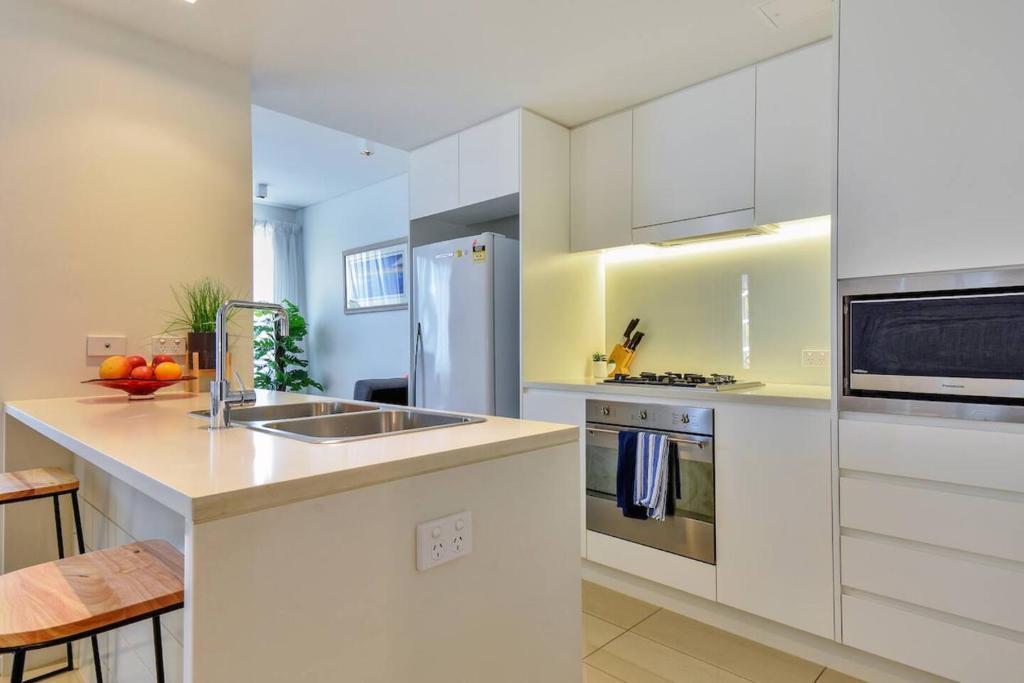 Kuchyň nebo kuchyňský kout v ubytování Darwin Waterfront Luxury Apartment
