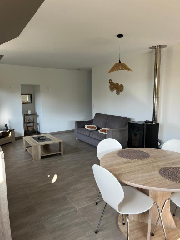 un salon avec une table et un canapé dans l'établissement Chez Gino et Nat, à La Celle-sous-Gouzon