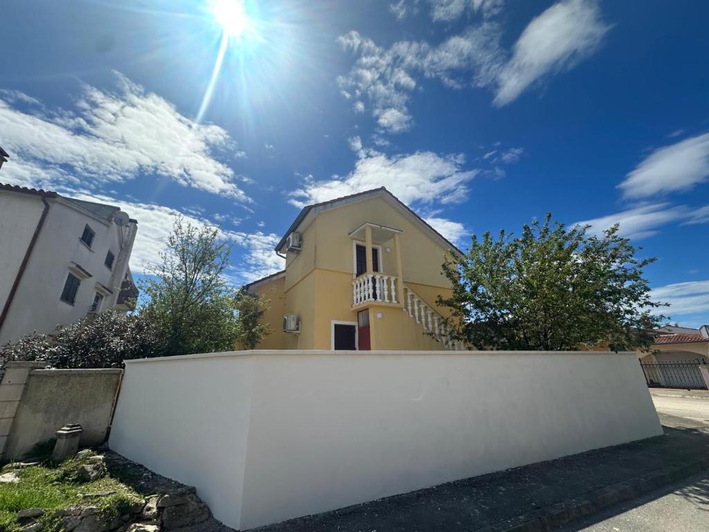 Budynek, w którym mieści się apartament