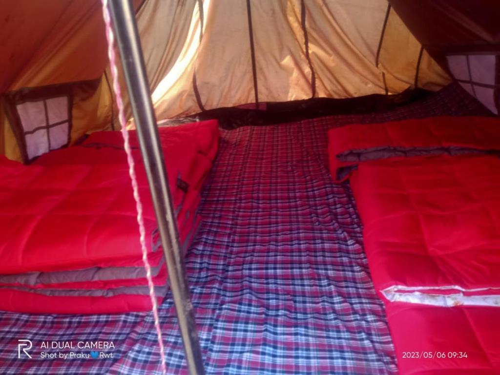 Postel nebo postele na pokoji v ubytování Balaji camping kedarnath