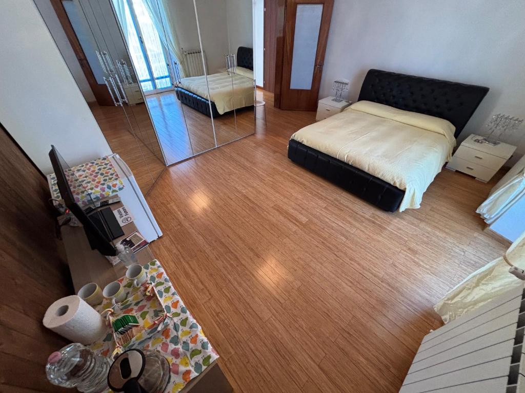an aerial view of a bedroom with a bed and a table at affittacamere Sestri Levante in Sestri Levante