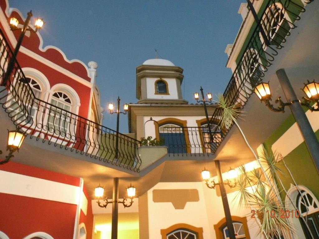 un edificio con una torre dell'orologio in lontananza di Solara Hotel a São João del Rei