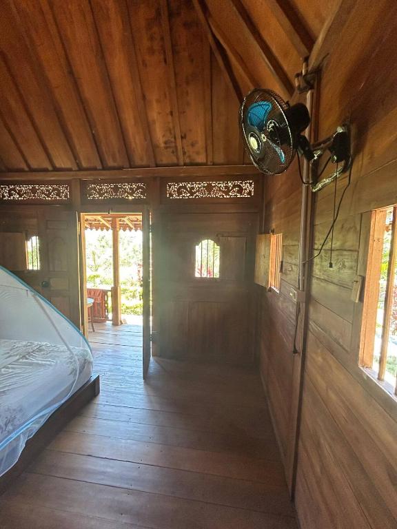 Postel nebo postele na pokoji v ubytování Parlezo Cottage Dintor