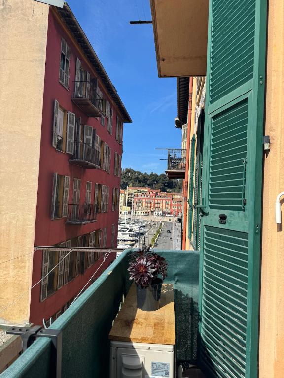 - un balcon offrant une vue sur un bâtiment dans l'établissement Port de nice, à Nice