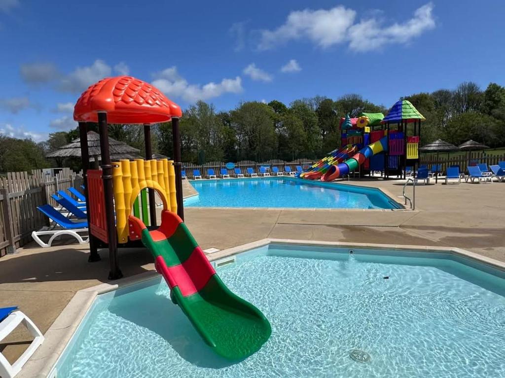 une grande piscine avec un parc aquatique avec une aire de jeux dans l'établissement Mobil home 6 personnes au Camping paradis du Quinquis, à Clohars-Carnoët