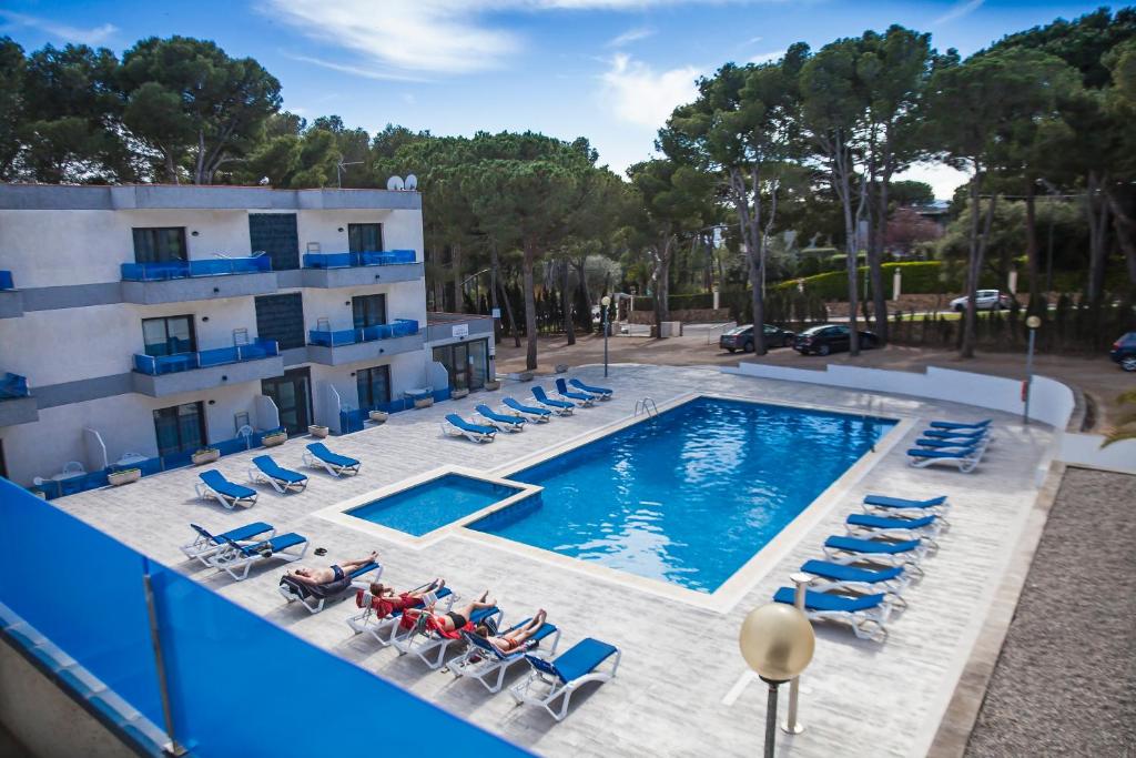 una imagen de una piscina en un hotel en RVHotels Apartamentos Treumal Park, en Platja d'Aro