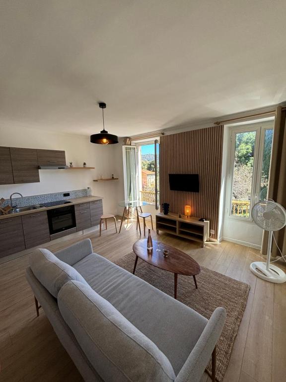 un salon avec un canapé et une table dans l'établissement 2P Central Nice, à Nice