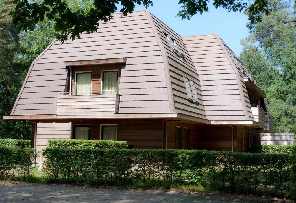 une maison avec un toit en gambrel dans l'établissement Hotel Hardenberg, à Hardenberg