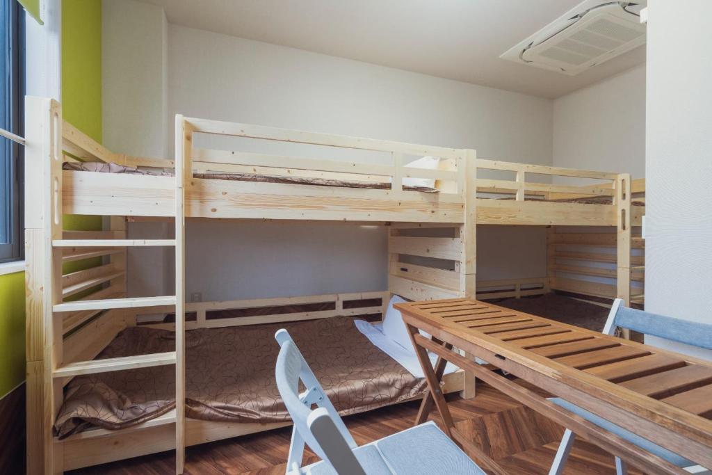 Palanda nebo palandy na pokoji v ubytování HOTEL 萃 the 3rd-雑餉隈駅前-無人ホテル-HOTEL SUI the third-ZASSHO-Unmanned Hotel