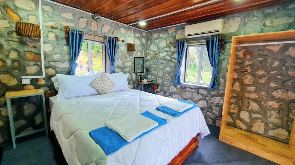 Postel nebo postele na pokoji v ubytování Europe Enchanted Bungalow Koh Rong