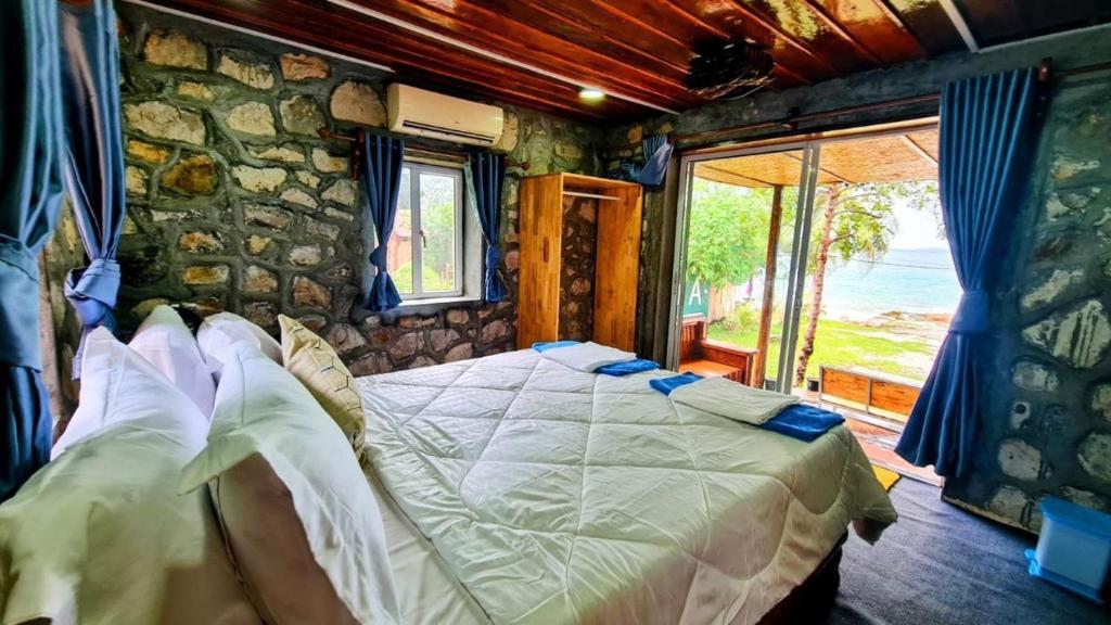 Postel nebo postele na pokoji v ubytování Europe Enchanted Bungalow Koh Rong