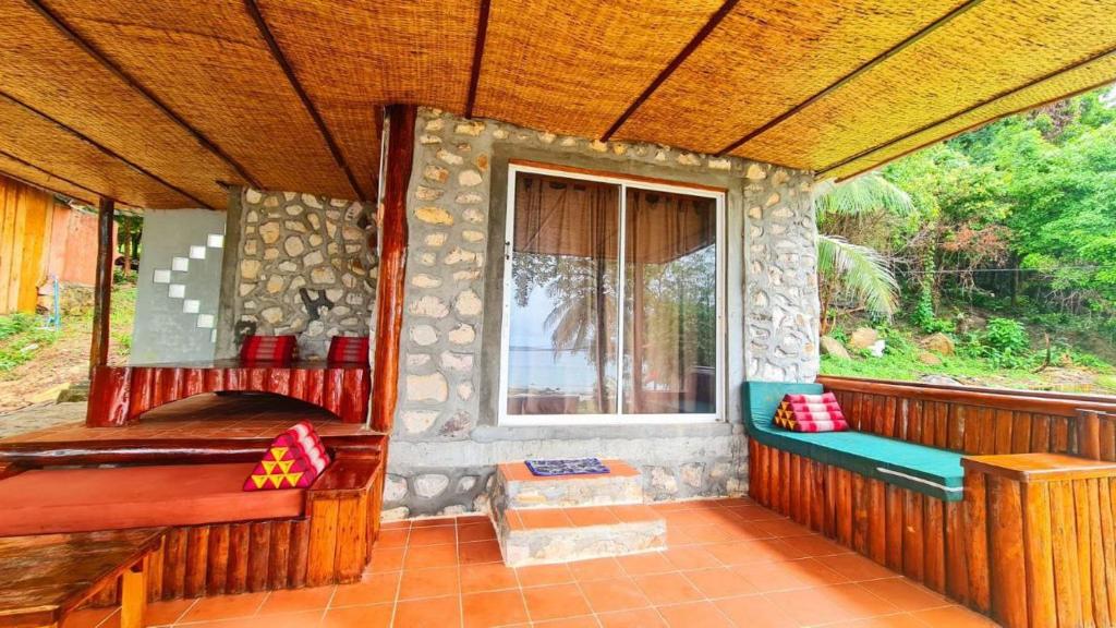 Posezení v ubytování Europe Enchanted Bungalow Koh Rong