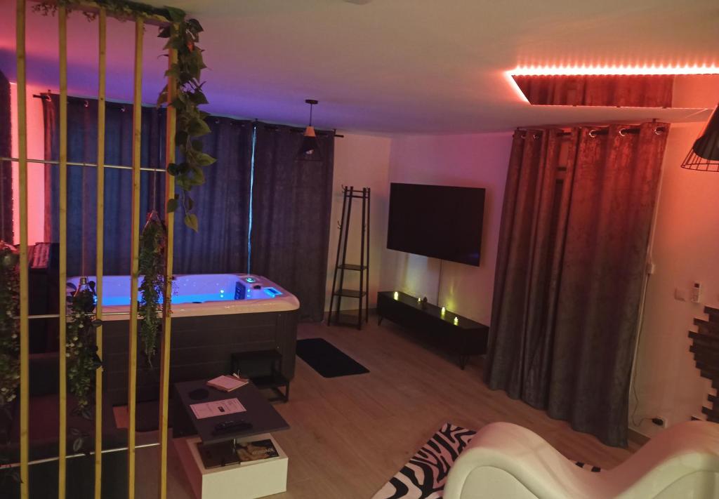 Postel nebo postele na pokoji v ubytování Love Room Emoi de toi