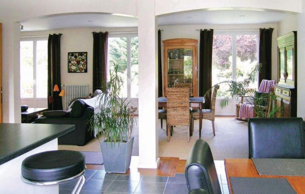 un salon avec un canapé et une table dans l'établissement Maison de charme à 300 m de la mer, à Plérin