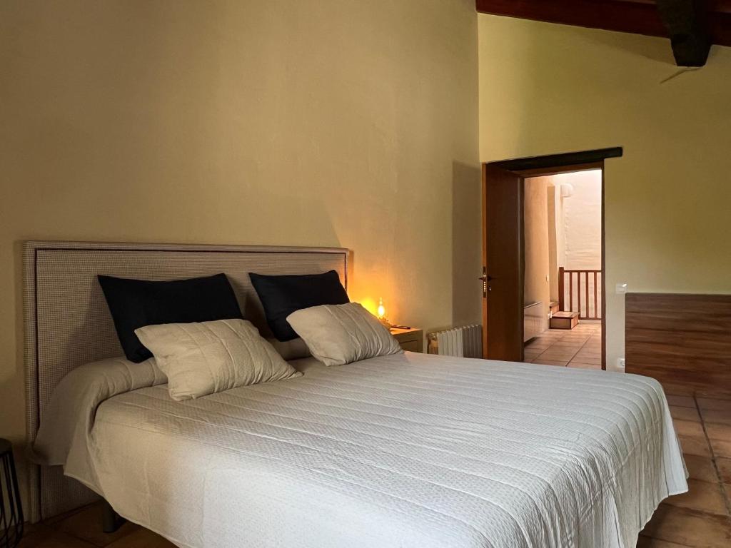 Postel nebo postele na pokoji v ubytování Casa Vella del Cuní