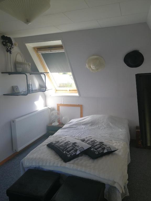 Voodi või voodid majutusasutuse Rooms4you toas