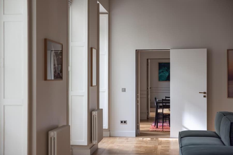 un salon avec un canapé bleu et un miroir dans l'établissement Sublim appartement d'architecte 4P, à Paris