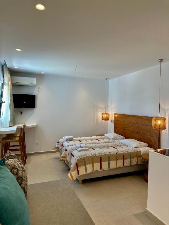 Postel nebo postele na pokoji v ubytování Akrogiali rooms