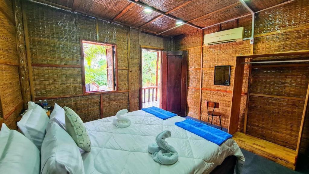 Postel nebo postele na pokoji v ubytování Europe Enchanted Bungalow Koh Rong